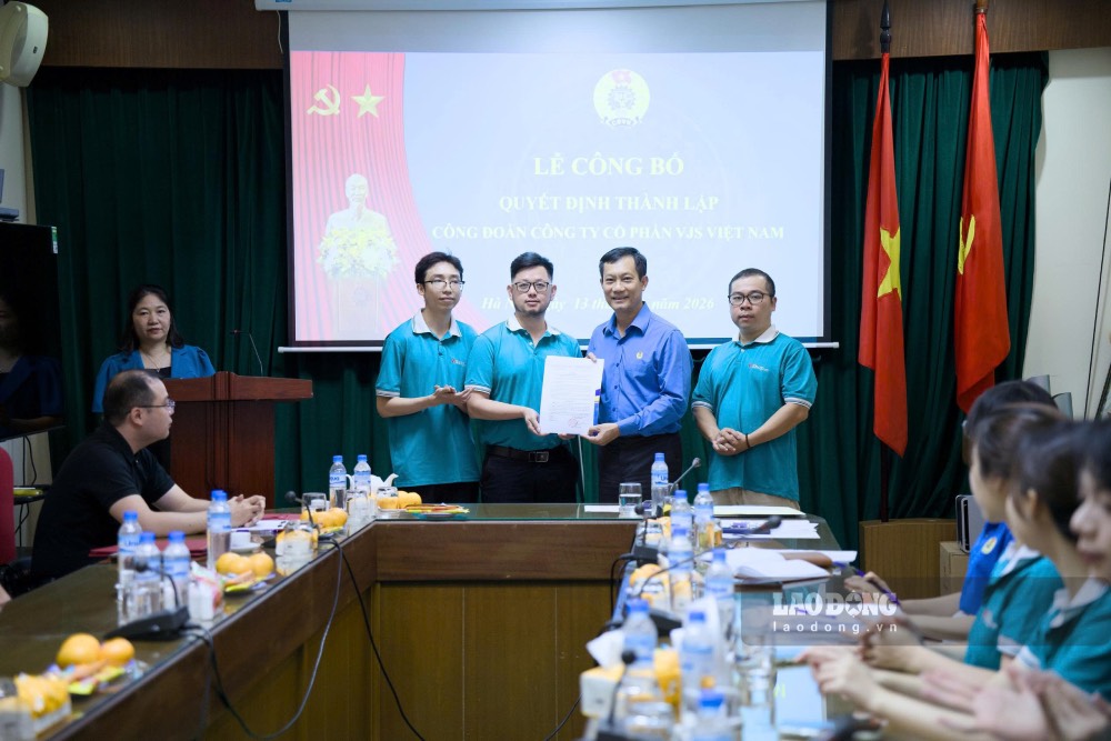 Mr. Le An Hai, Chairman of the Vietnam Industry and Trade Union (2nd from right) presents the decision to establish the grassroots trade union to the Executive Committee of the Trade Union of VJS Vietnam Joint Stock Company. Photo: Hoang Tuan / Vietnam Industry and Trade Union