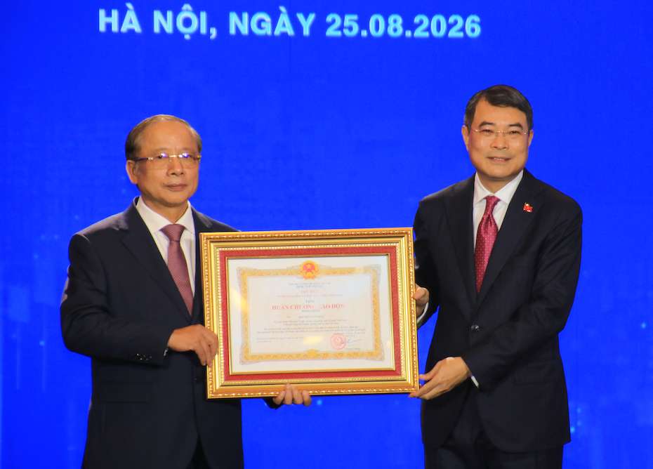 Hiệp hội Doanh nghiệp nhỏ và vừa Việt Nam đón nhận Huân chương Lao động hạng Nhất. Ảnh: VINASME 