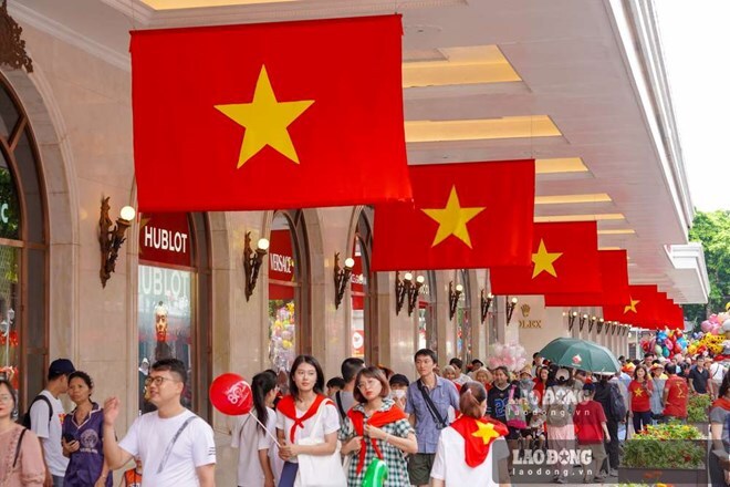 During this year's National Day holiday, if workers go to work on 2 official days off, they will receive 400% of their salary. Photo: Viet Anh
