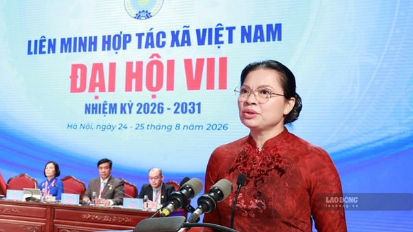 La Sra. Ha Thi Nga, miembro del Comité Central del Partido, Vicepresidenta - Secretaria General del Comité Central del Frente de la Patria de Vietnam, habló en el Congreso. Foto: Hai Nguyen