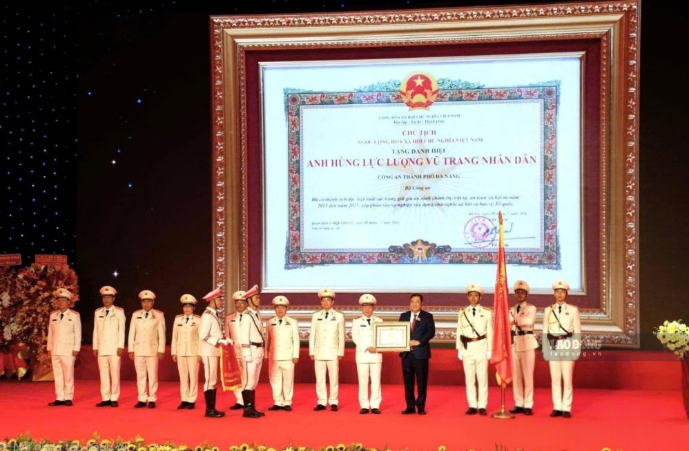 Công an Đà Nẵng nhận danh hiệu Anh hùng LLVTND, đặt mục tiêu “Gần dân nhất”. Ảnh: Hoàng Bin