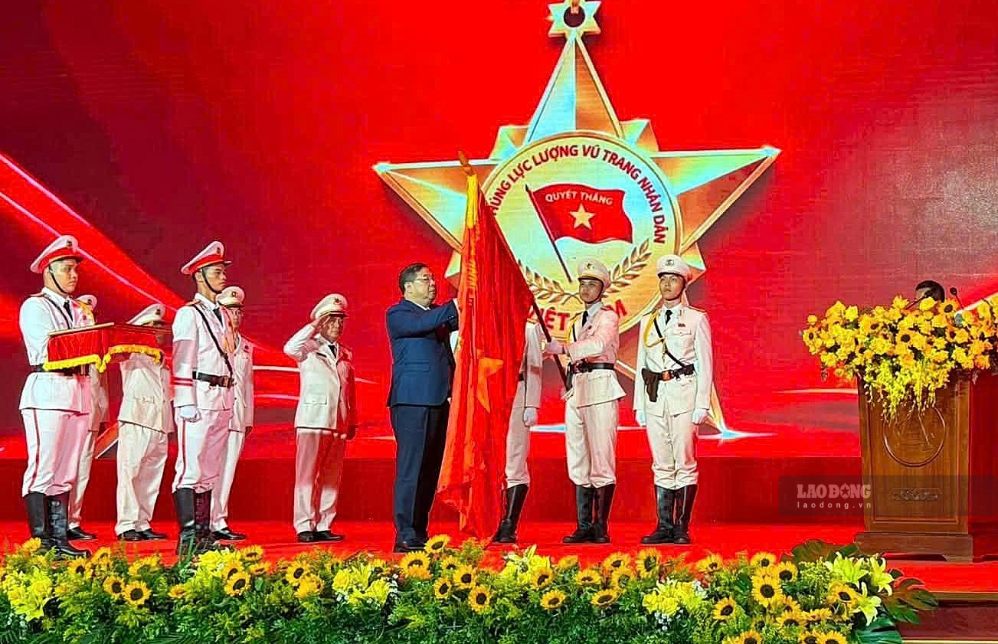 ファム・ザー・トゥック政治局委員、常任副首相がダナン市警察に人民武装力量英雄の称号を授与。写真:ホアン・ビン