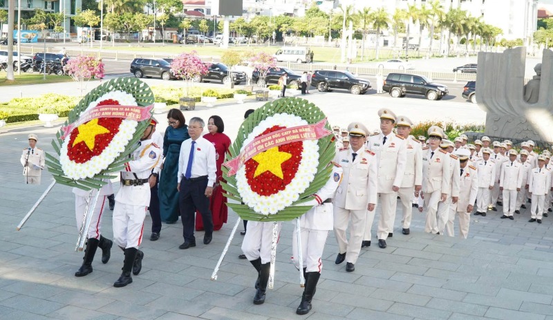 Công an Đà Nẵng viếng hương, tưởng nhớ tại Đài Tưởng niệm Anh hùng Liệt sỹ thành phố, trước lễ đón nhận danh hiệu Anh hùng. Ảnh: Công an Đà Nẵng