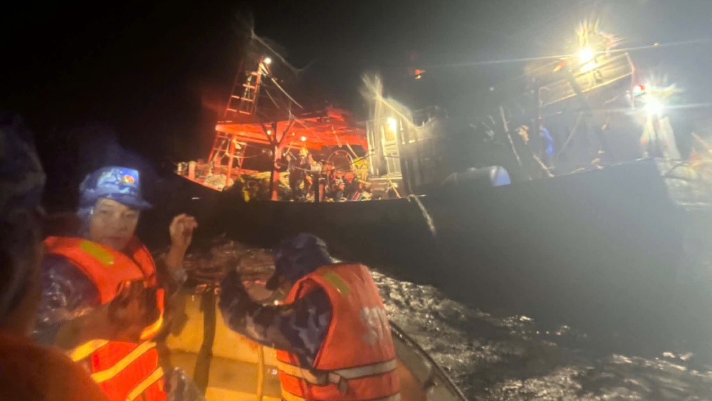 Functional forces of Coast Guard Region 4 Command approach and support damaged fishing boats at night. Photo: Coast Guard Region 4 Command