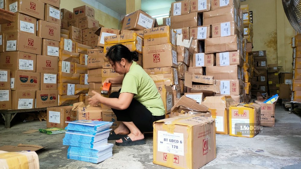 Textbook warehouse of Thanh Hoa School Equipment and Book Joint Stock Company. Photo: Quach Du