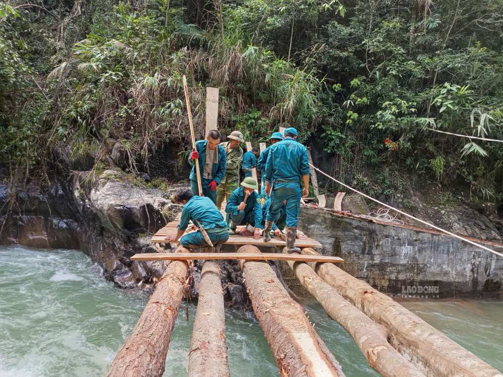 Reconnecting the bridge to the residential area in Che Tao commune, Lao Cai province, which was swept away after the flood. Photo: An Vi