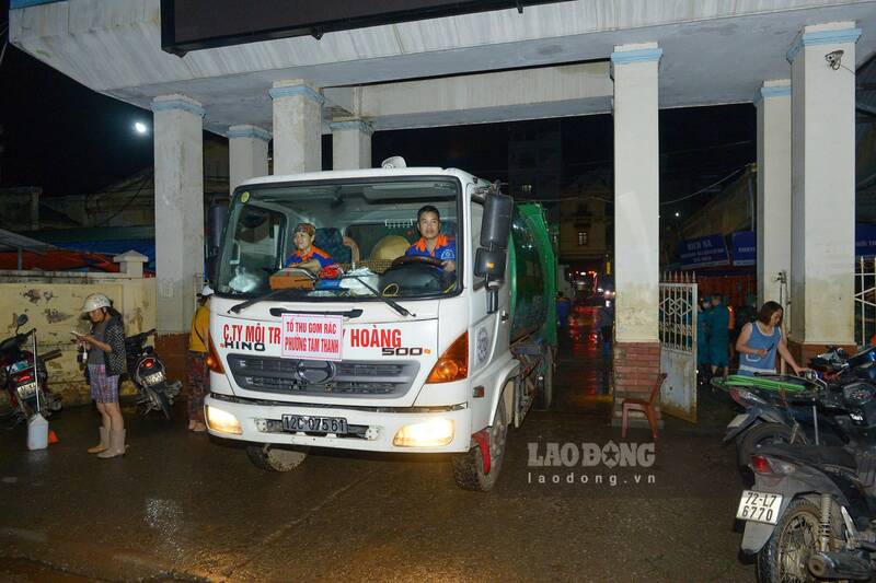 Nước lũ rút, việc dọn dẹp được khẩn trương triển khai để người dân sớm ổn định cuộc sống. Ảnh: Khánh Linh