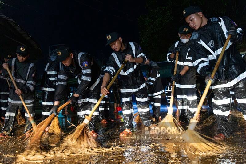 Công tác khắc phục hậu quả mưa lũ được triển khai khẩn trương để các tiểu thương sớm ổn định kinh doanh. Ảnh: Khánh Linh