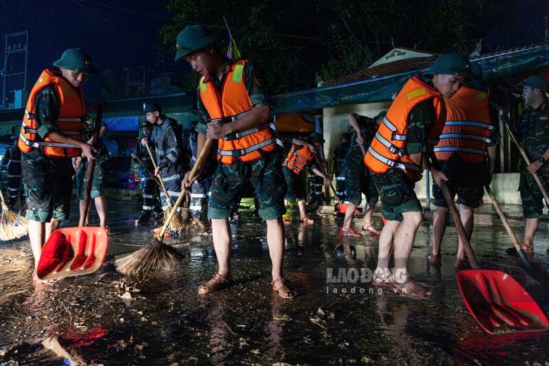 洪水が引いた後、機能部隊と住民が清掃しています。写真:カイン・リン