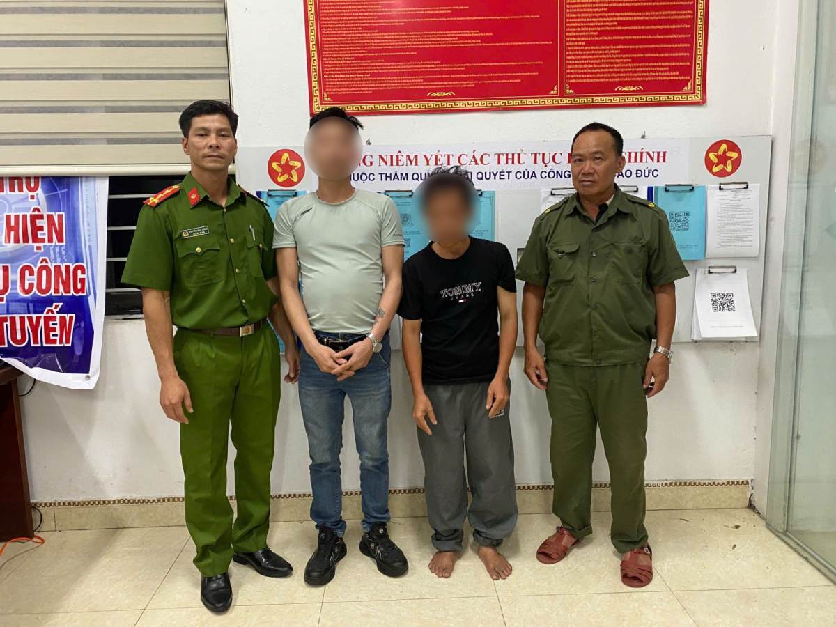 Công an xã hỗ trợ anh Hoàng Công Hà về với gia đình. Ảnh: Công an Bắc Ninh