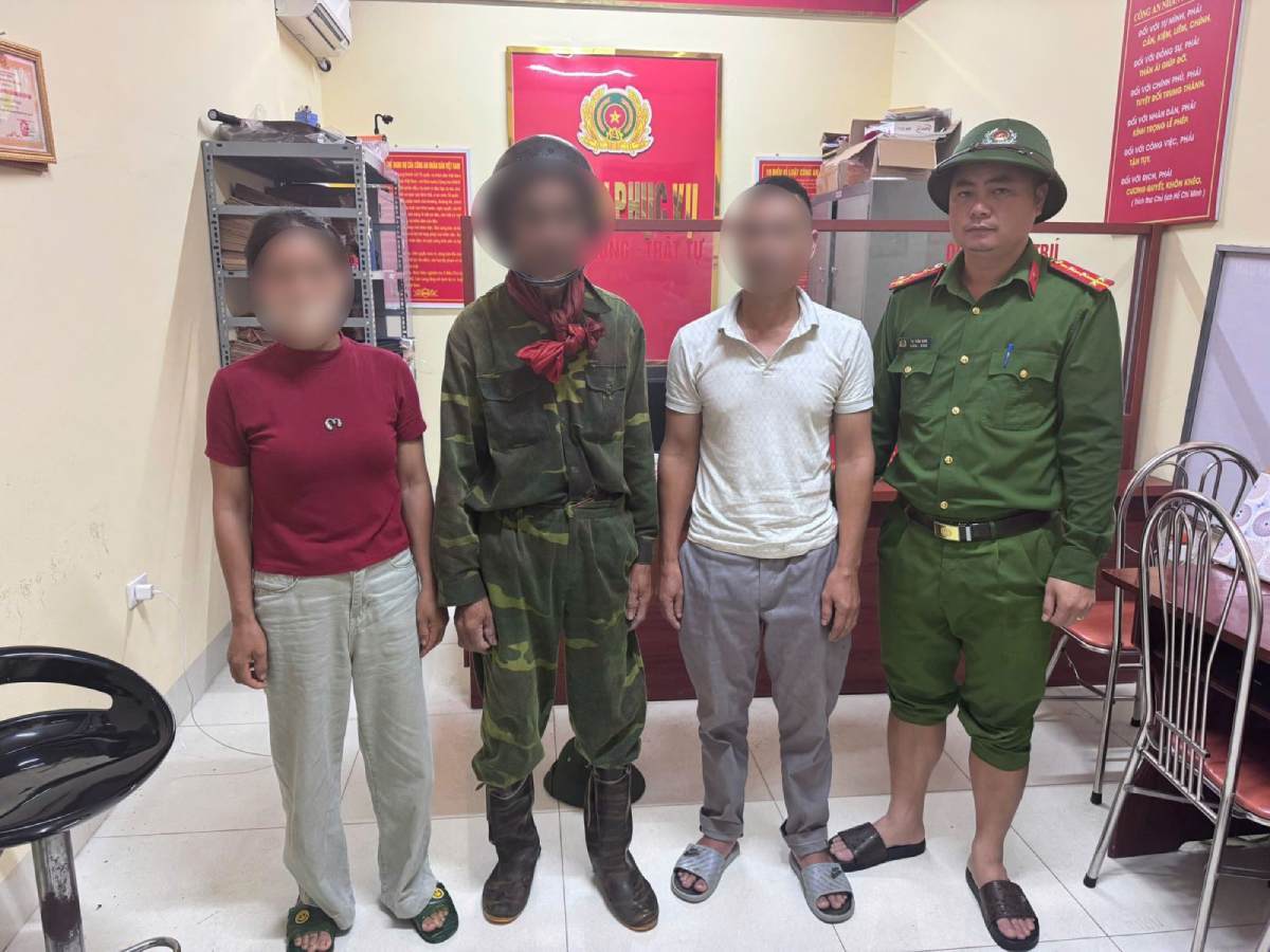 Tuan Dao Commune Police support the lost old man to return to his family. Photo: Bac Ninh Provincial Police