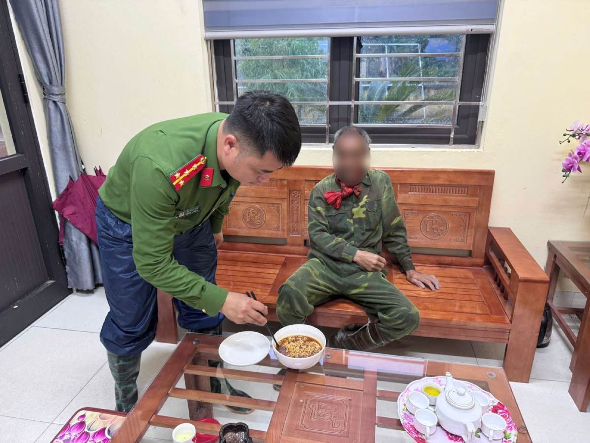 Công an xã Tuấn Đạo hỗ trợ cụ ông đi lạc. Ảnh: Công an Bắc Ninh