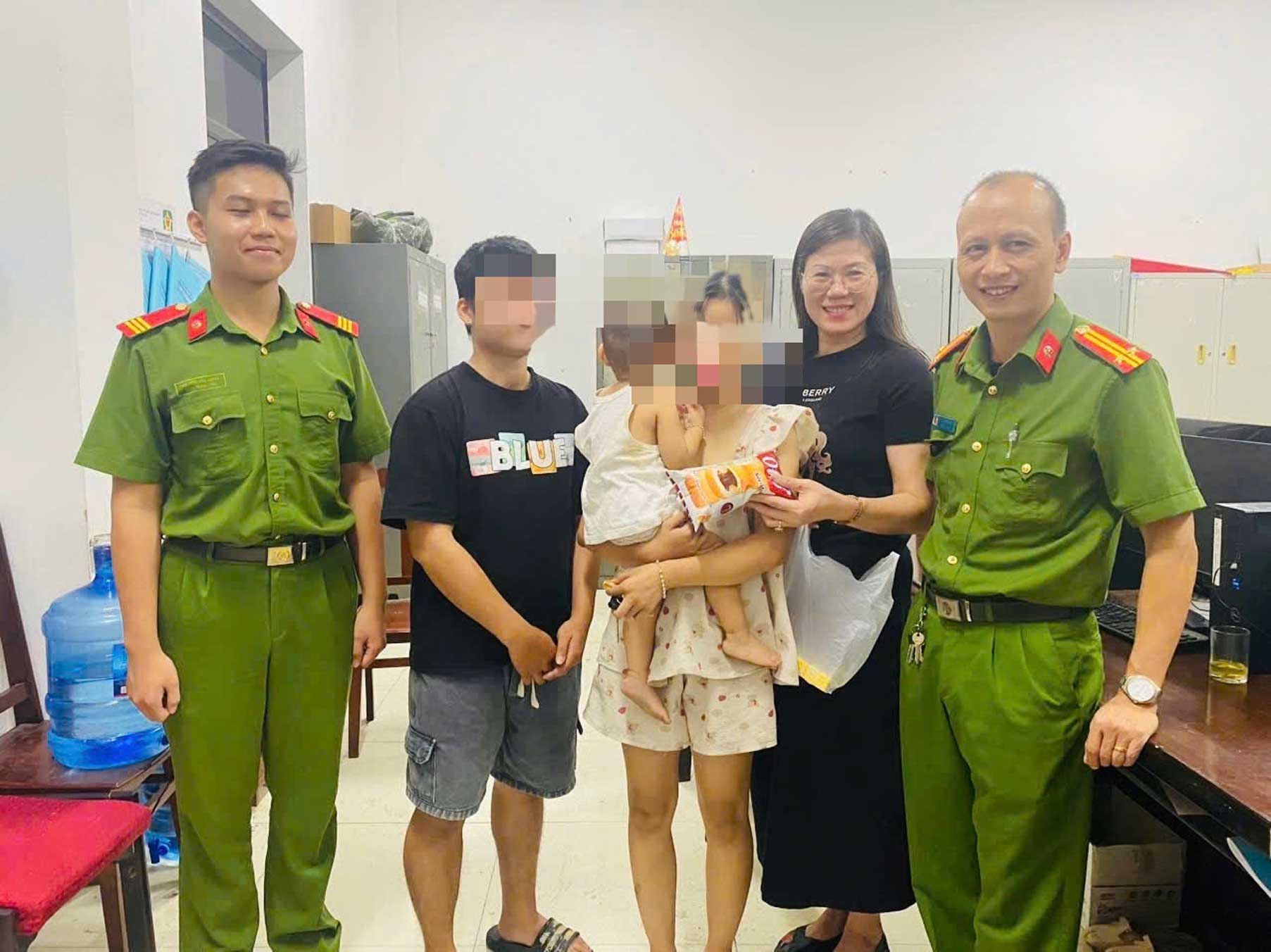 Chỉ huy, cán bộ Công an phường Thanh Miếu cùng gia đình chị N.T.K.L. Ảnh: Công an tỉnh Phú Thọ