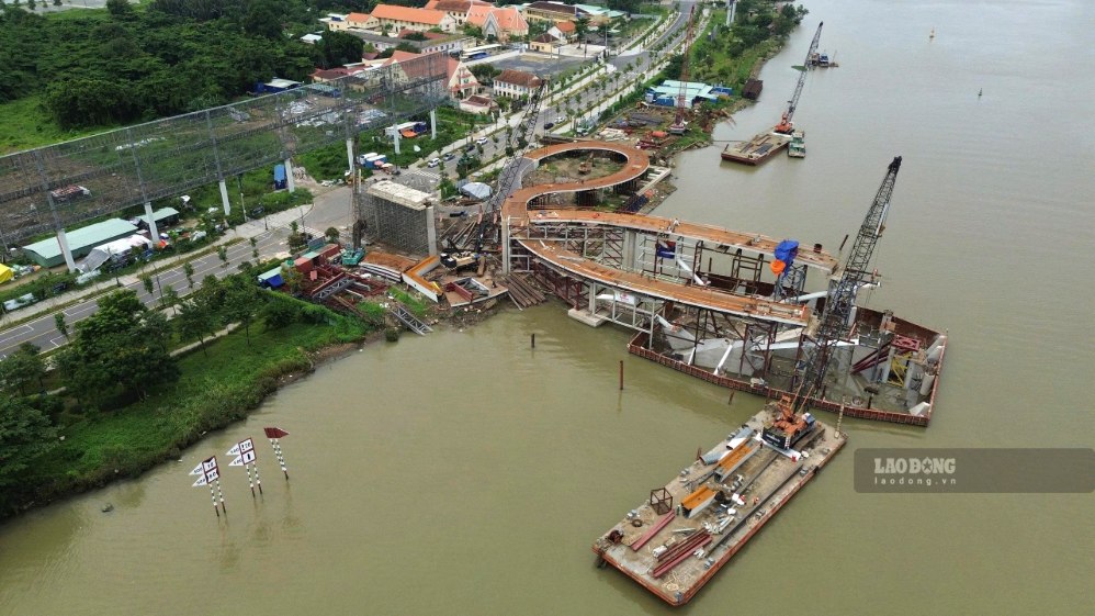 Thi công trụ và đường dẫn đầu cầu phía Khu đô thị mới Thủ Thiêm. Ảnh: Anh Tú