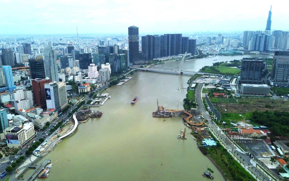 Bridge pillars and approach bridges are being constructed on both banks of the Saigon River. Photo: Anh Tu