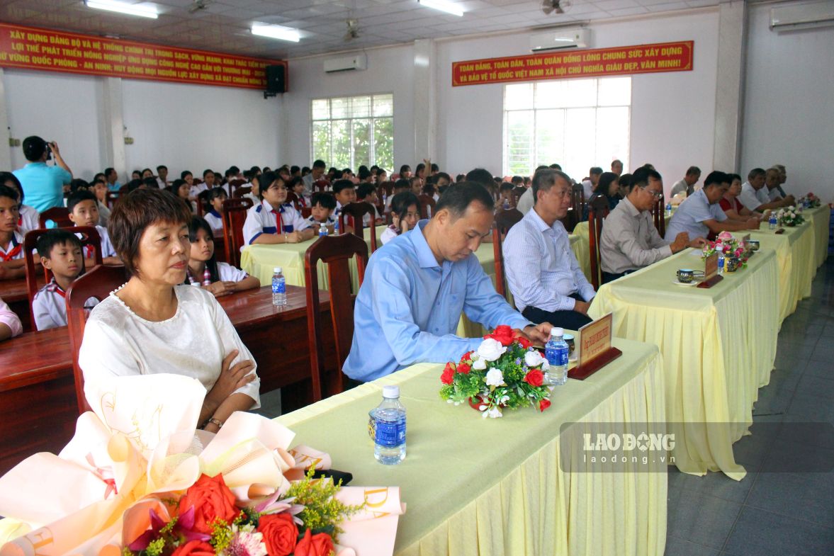 Scene of the 11th Duc Quan Co Tran Van Thanh scholarship awarding ceremony. Photo: Thanh Mai