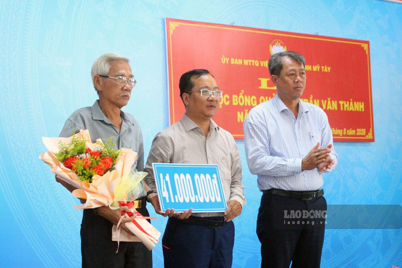 Lãnh đạo xã Thạnh Mỹ Tây đón nhận đóng góp từ các tập thể, các nhân hảo tâm. Ảnh: Thanh Mai