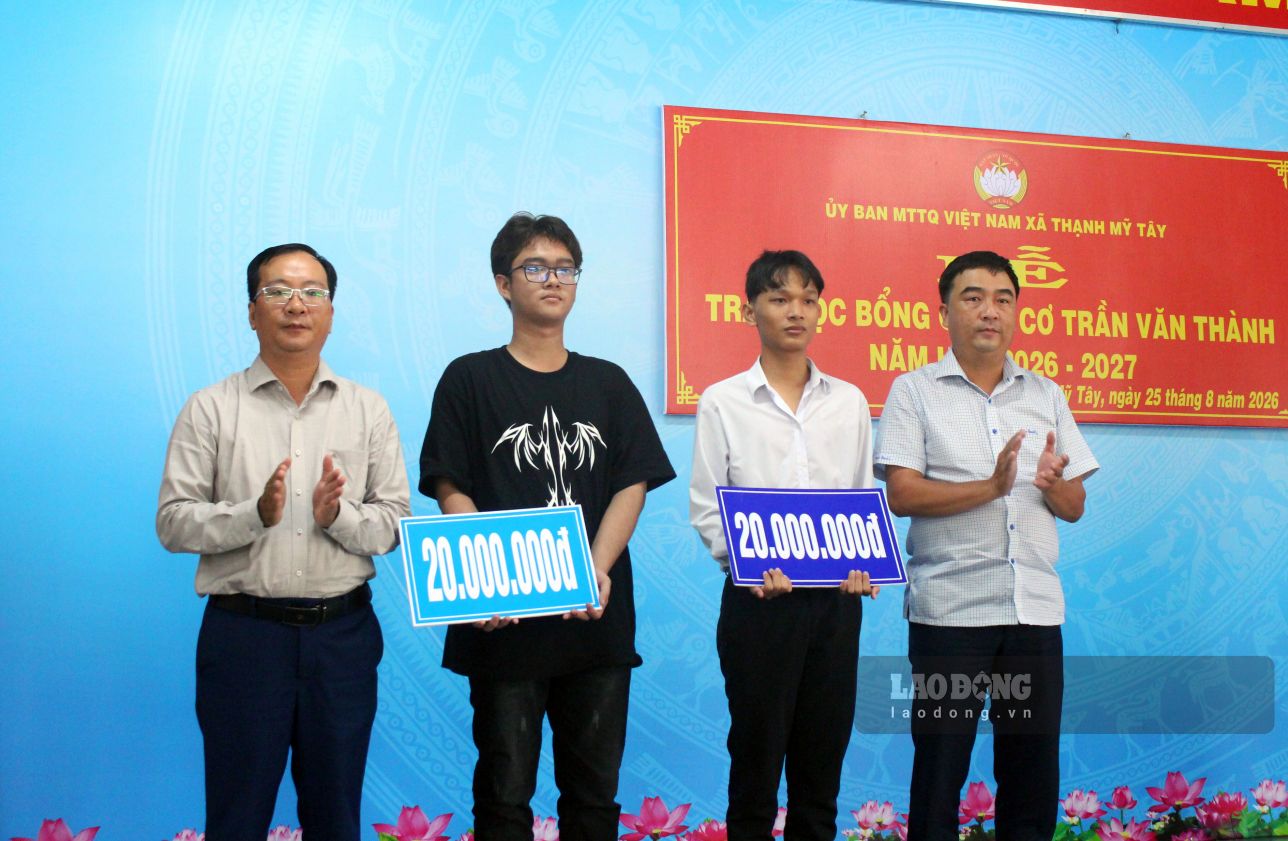 Trao học bổng cho tân sinh viên. Ảnh: Thanh Mai