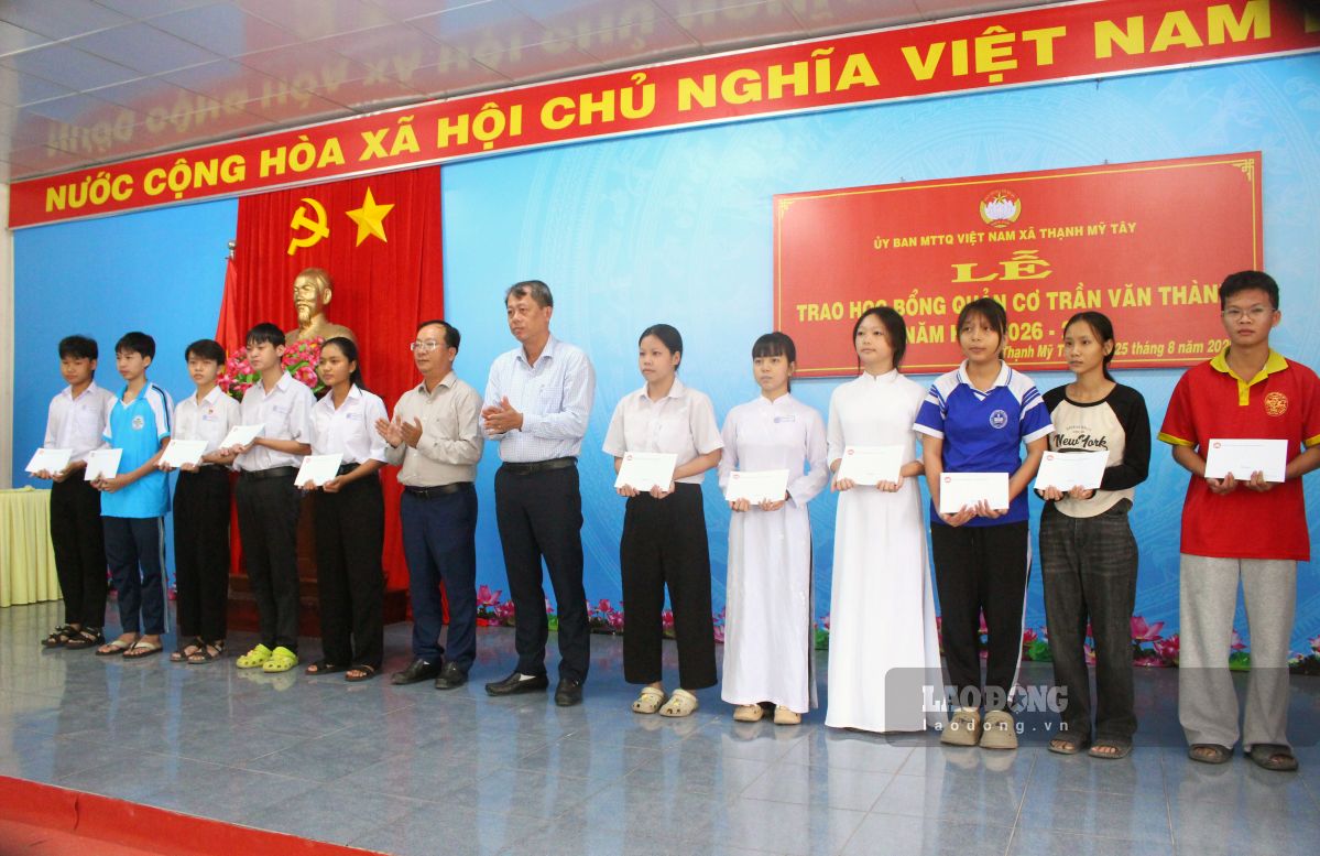 Trao học bổng cho học sinh phổ thông. Ảnh: Thanh Mai