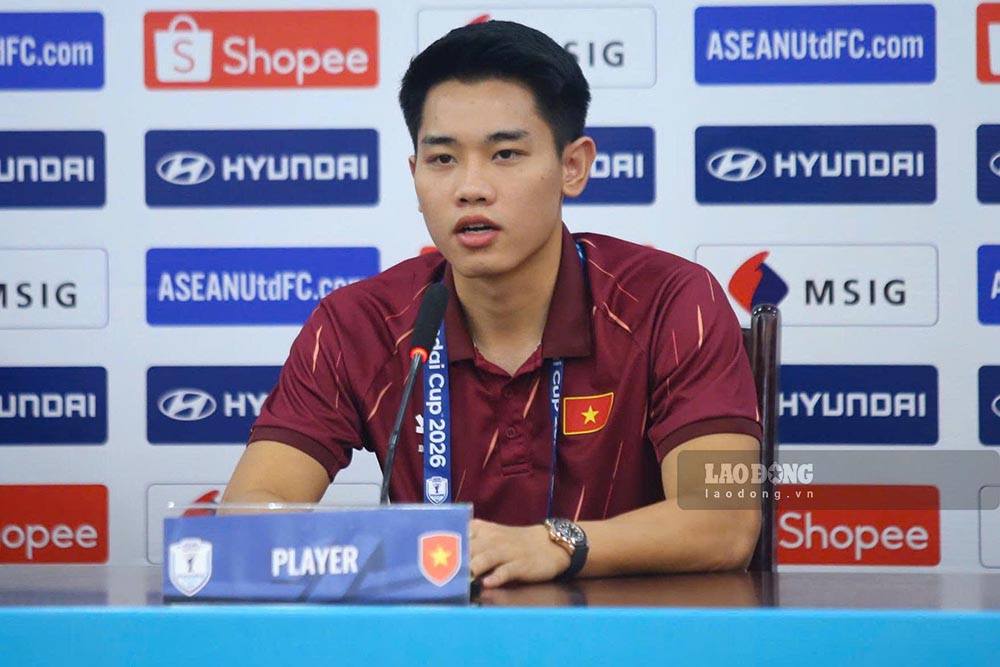 Striker Nguyen Dinh Bac attends the press conference before the second leg of the ASEAN Cup 2026 final. Photo: Thanh Vu