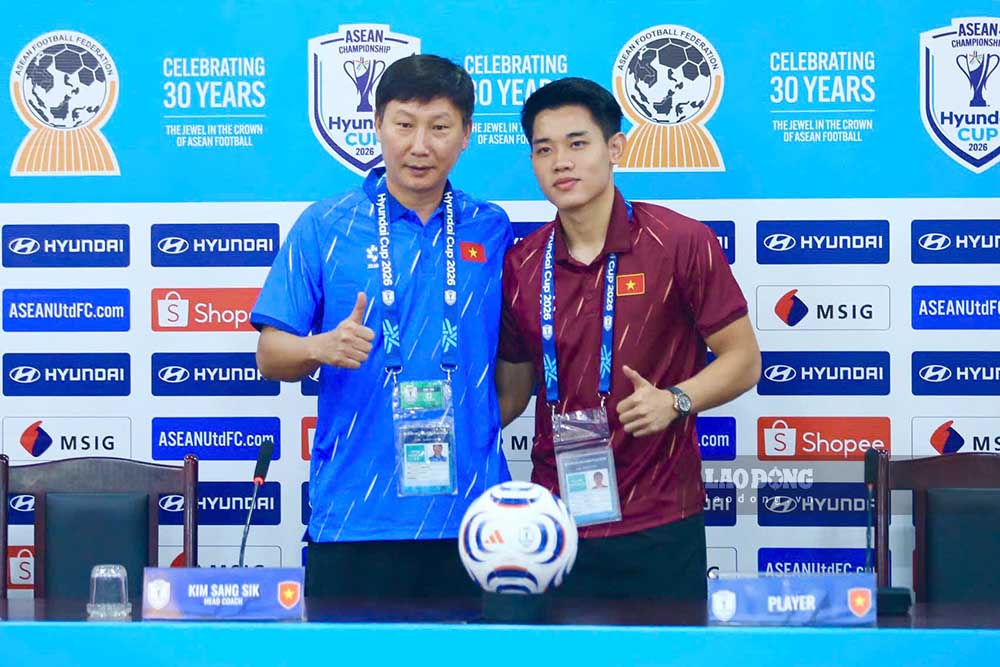 Huấn luyện viên Kim Sang-sik và tiền đạo Nguyễn Đình Bắc hướng đến chức vô địch ASEAN Cup 2026 trên sân nhà. Ảnh: Thanh Vũ