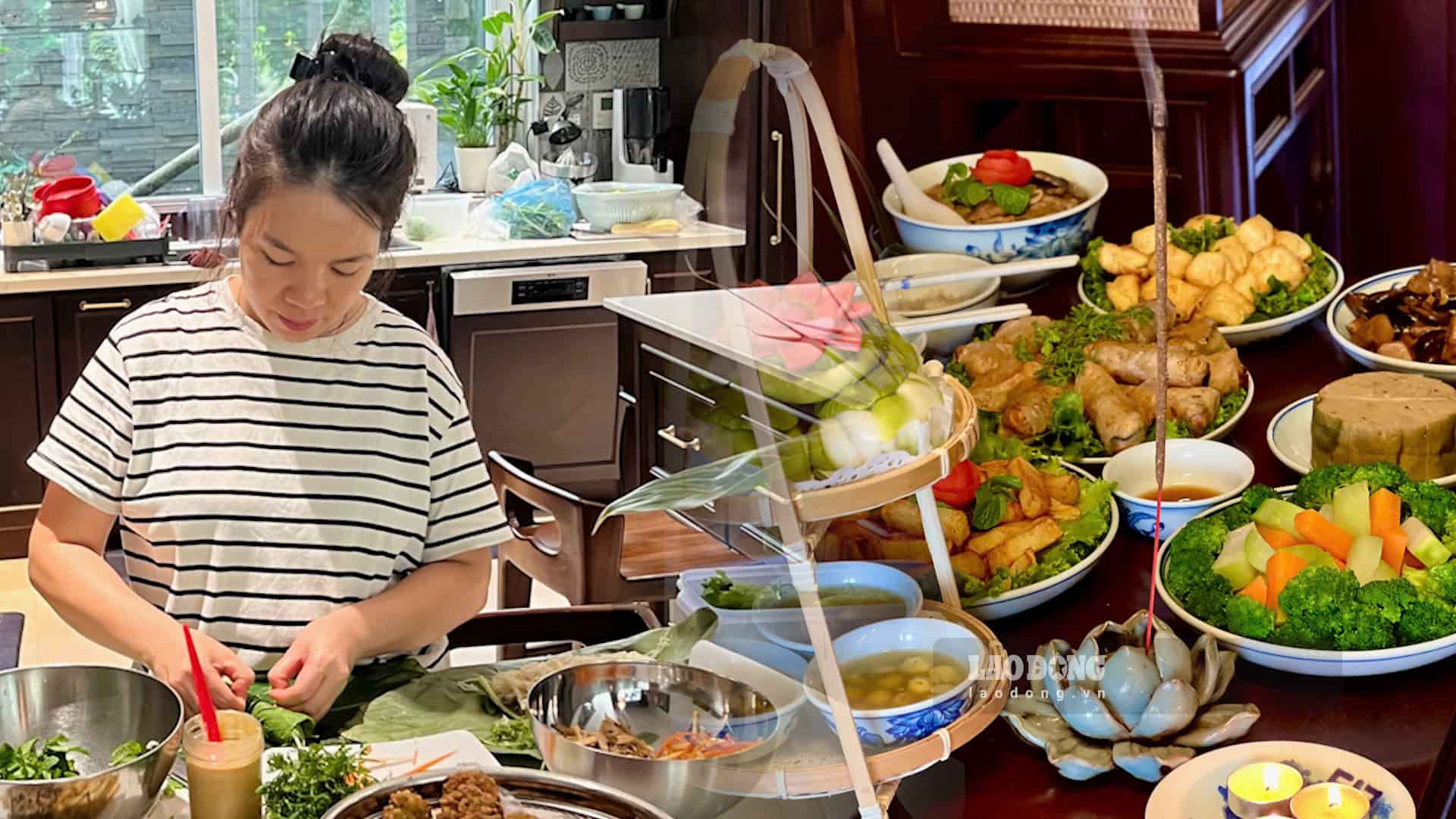Hanoi good mothers and vegetarian feasts to maintain family tradition on the full moon day of July. Photo: Huyen Trang