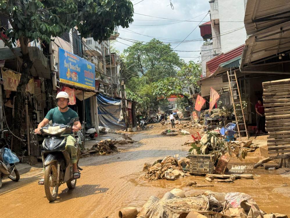 Lớp bùn đất ngập ngụa, đặc quánh trên các tuyến đường ở xã Thất Khê. Ảnh: Khánh Linh