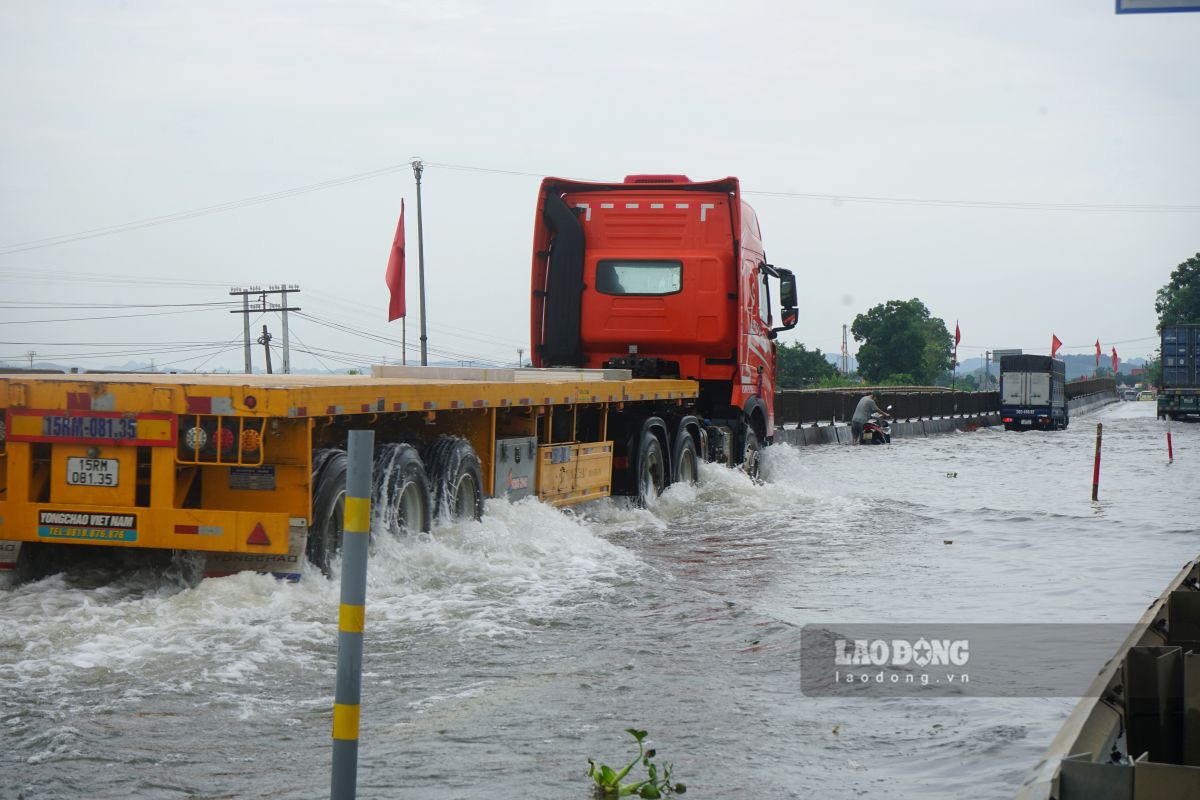 Ngập sâu trên tuyến quốc lộ 1A (đoạn qua địa bàn xã Hoạt Giang, tỉnh Thanh Hóa). Ảnh: Quách Du