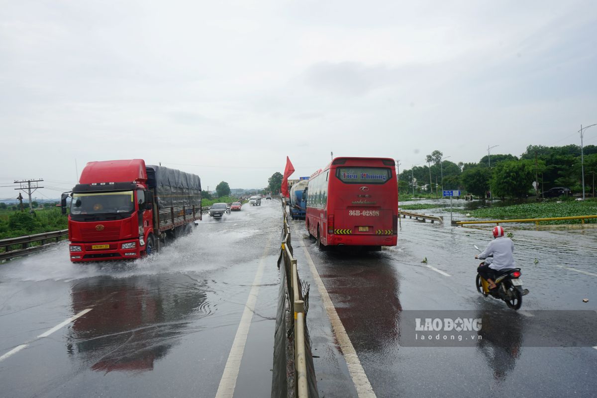 Ngập sâu đối với cả hai chiều lưu thông. Ảnh: Quách Du