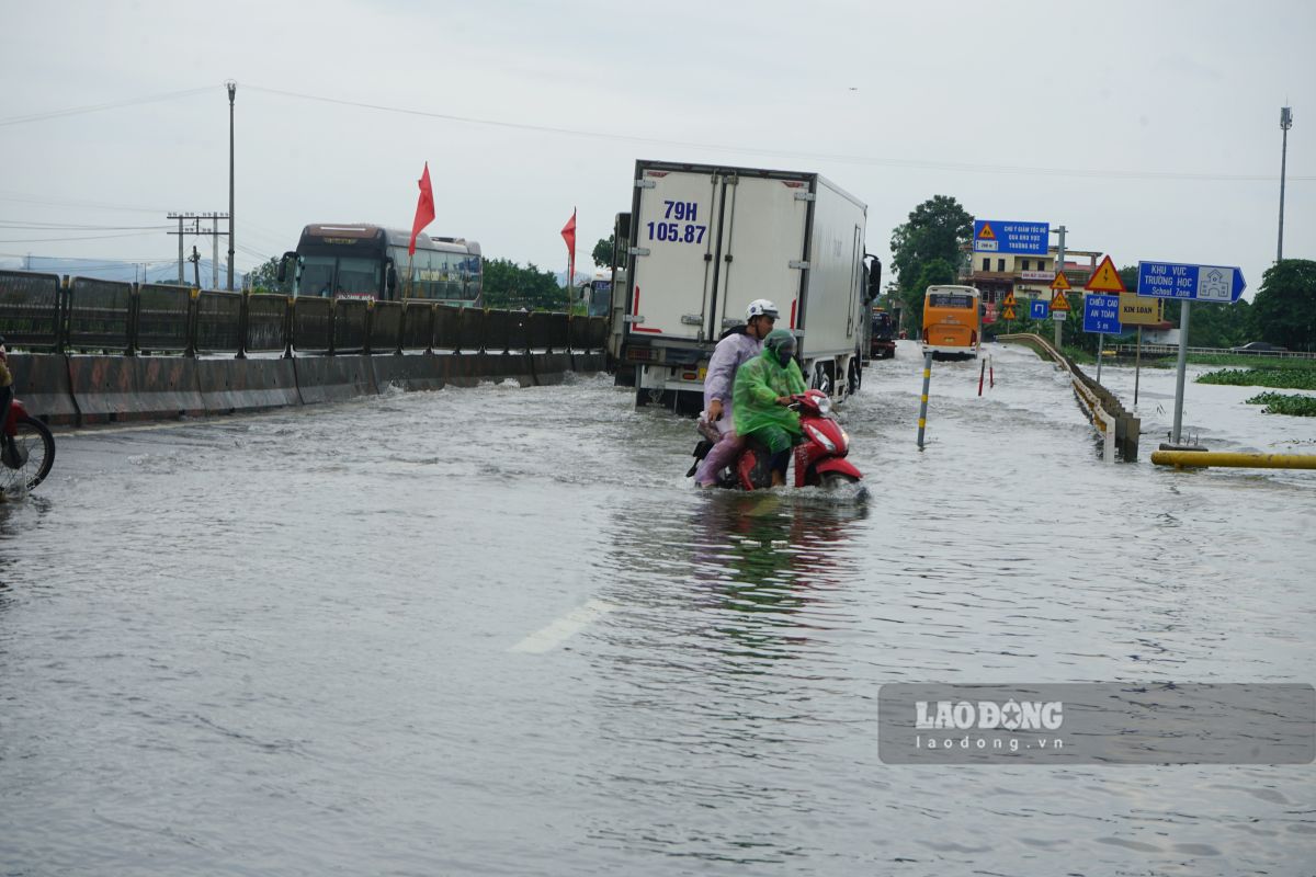 Trong khi đó, các phương tiện cỡ nhỏ, xe máy chọn cách lưu thông tuyến đường tránh để qua điểm ngập. Ảnh: Quách Du