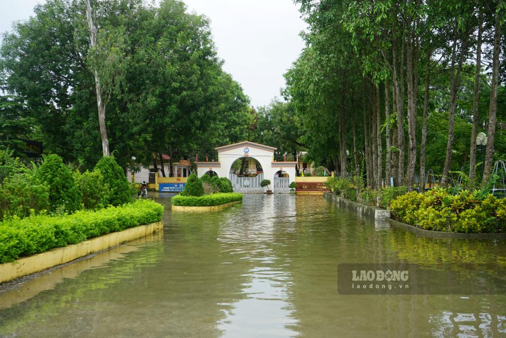 Ngay tại điểm ngập này, lối vào Trường THPT Hà Trung cũng bị ngập sâu. Ảnh: Quách Du
