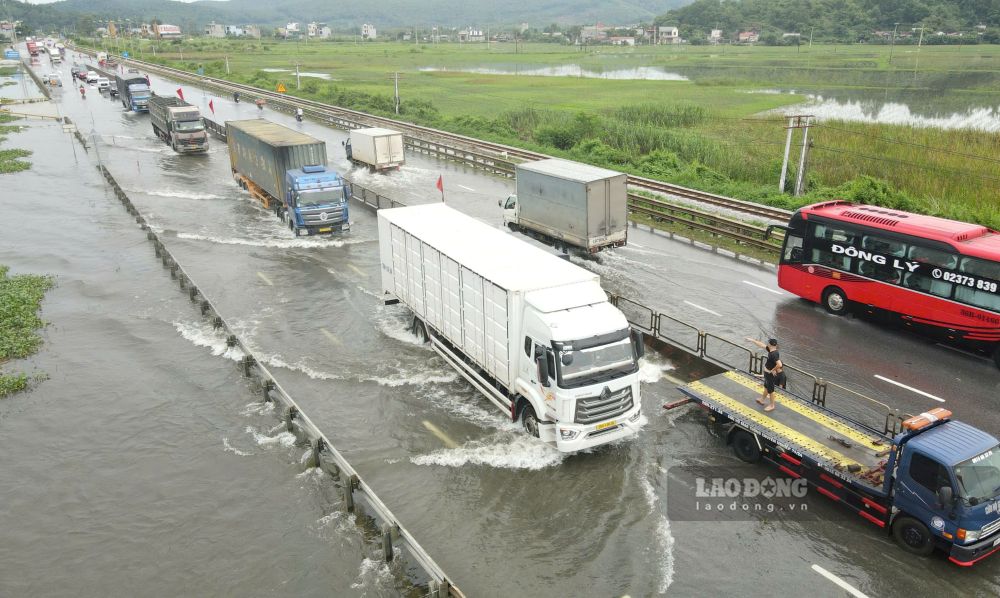 Deep flooding on National Highway 1A (section through Hoat Giang commune, Thanh Hoa province) makes it difficult for many vehicles to travel. Photo: Quach Du