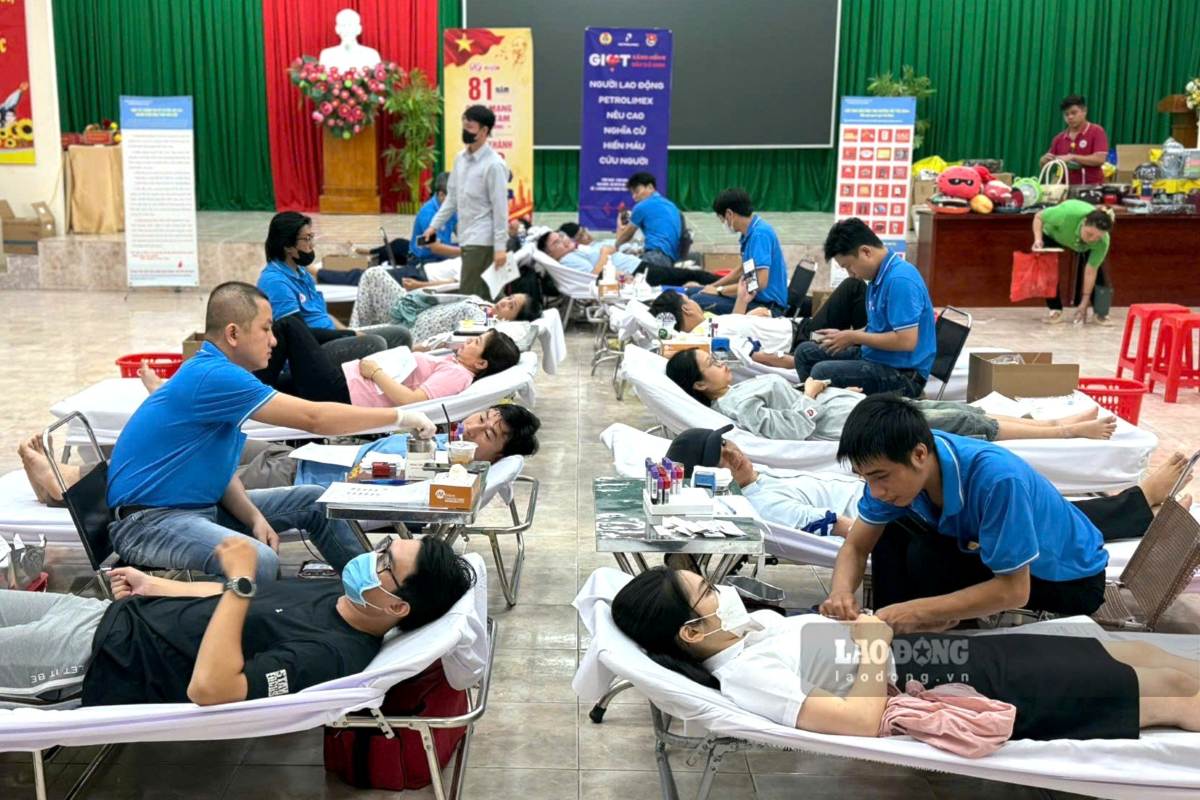 The voluntary blood donation program is organized in Vung Tau ward, attracting more than 150 participants. Photo: Thanh An