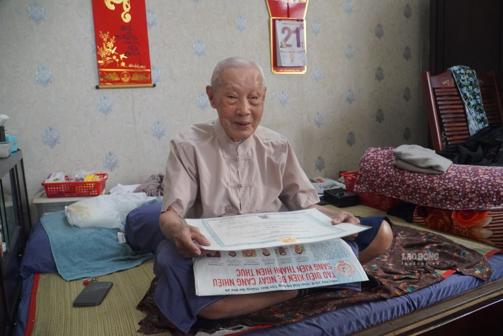 Ông Nguyễn Hoàng Sâm nay đã 98 tuổi. Ảnh: Minh Tâm