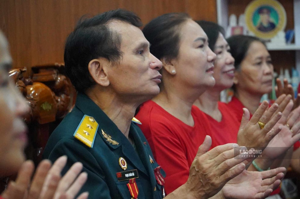 Mỗi lễ 2.9, ông Hải cùng các cựu chiến binh trong khu phố lại quây quần bên nhau hoài niệm quá khứ. Ảnh: Minh Tâm