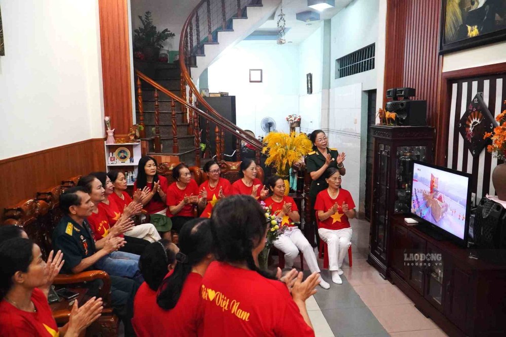 Bà Lại Thị Hòa cùng các cựu chiến binh khác tập trung tại nhà ông Hải xem lễ diễu binh, diễu hành ngày 2.9 năm ngoái. Ảnh: Minh Tâm