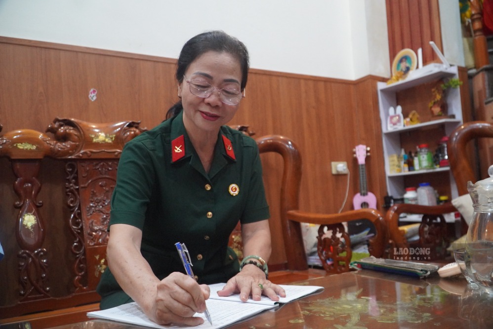 Trong thời bình bà Hòa vẫn noi gương tinh thần bộ đội cụ Hồ, tham gia công tác tại khu phố. Ảnh: Minh Tâm