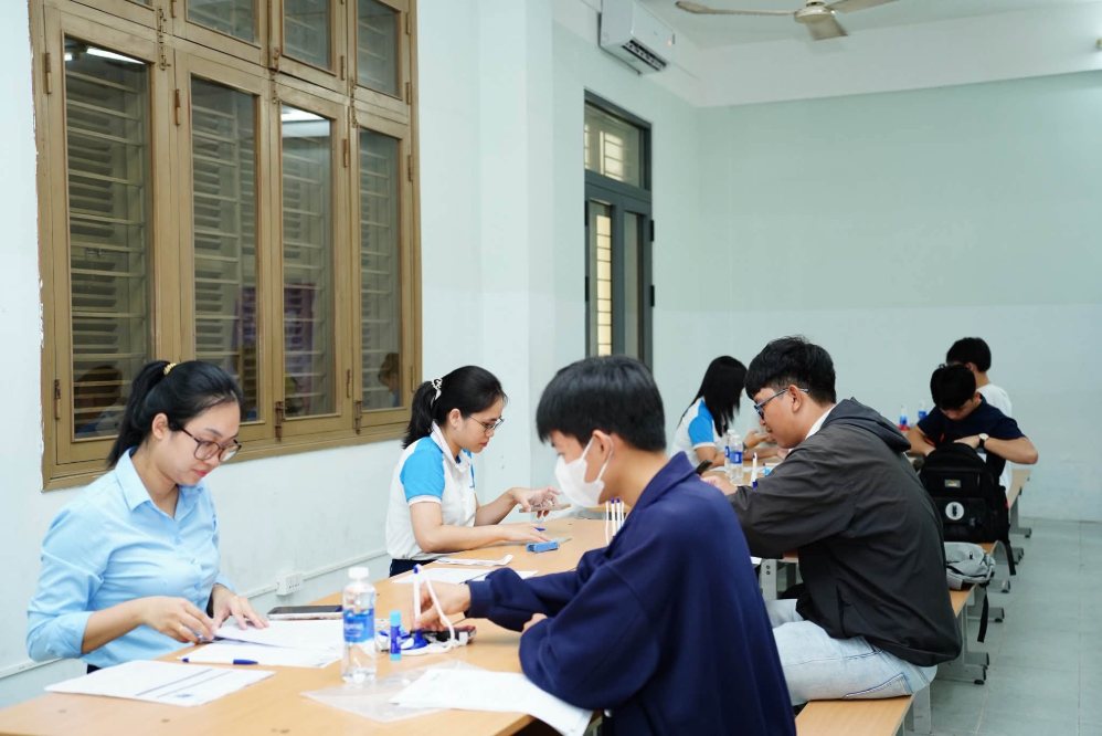 Cán bộ, giảng viên Bách khoa Đà Nẵng tận tình hướng dẫn tân sinh viên hoàn thiện hồ sơ. Ảnh: Đại học Bách khoa