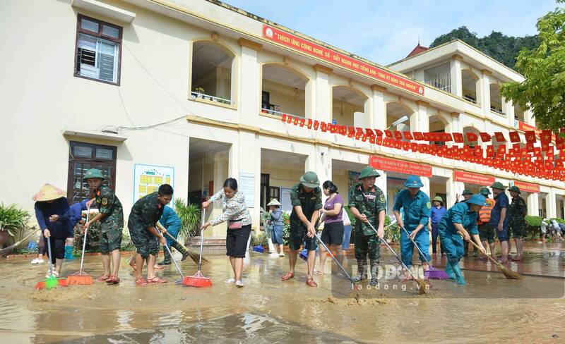 Schools in Lang Son are busy cleaning up after the flood receded. Photo: Khanh Linh