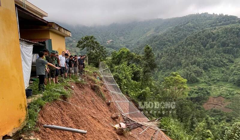 Lực lượng chức năng kiểm tra khu vực sạt lở tại
