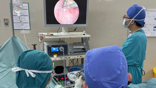 A child patient is being treated by doctors for testicular rupture. Photo: Source: Children's Hospital 2