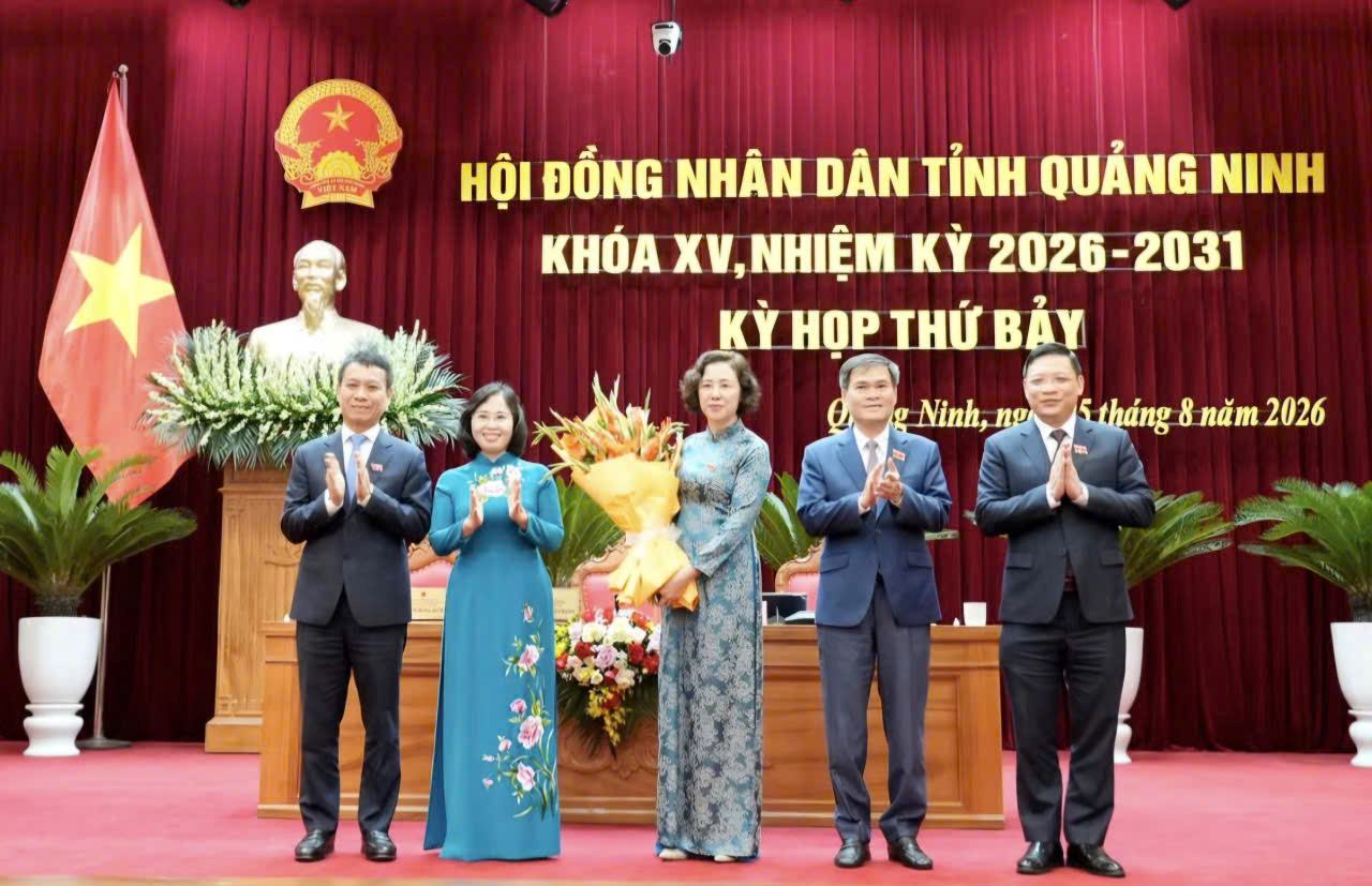 Leaders of the Standing Committee of the Provincial Party Committee, People's Council, and People's Committee of Quang Ninh province present flowers to congratulate Ms. Vu Thi Mai Anh on being elected to assume the position of Vice Chairman of the Provincial People's Committee. Photo: Newspaper and Radio, Television of Quang Ninh province