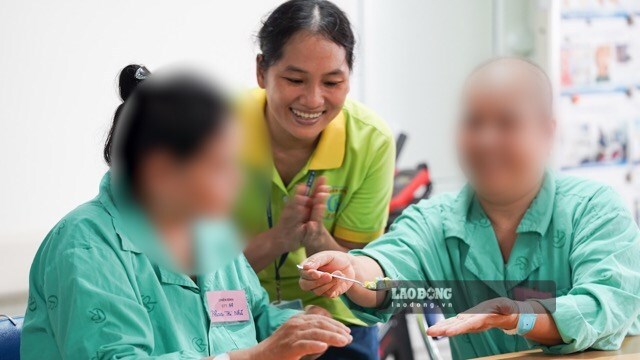 Easy bruises or fatigue are quite common symptoms that require tests to determine if it is blood cancer. Photo: Huong Son