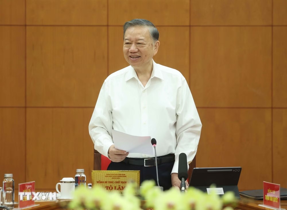 General Secretary and President To Lam chaired a working session with relevant agencies on assessing the results of 1 year of implementing Resolution 71-NQ/TW of the Politburo. Photo: VNA