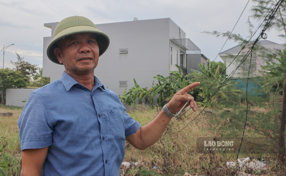 Người dân xung quanh khu dân cư Sa Động phản ánh những đường dây điện của các hộ dân kéo qua khu đất trống, có đoạn sà thấp và nằm sát mặt đất, để lại nhiều mối nguy hiểm. Ảnh: Thanh Trung