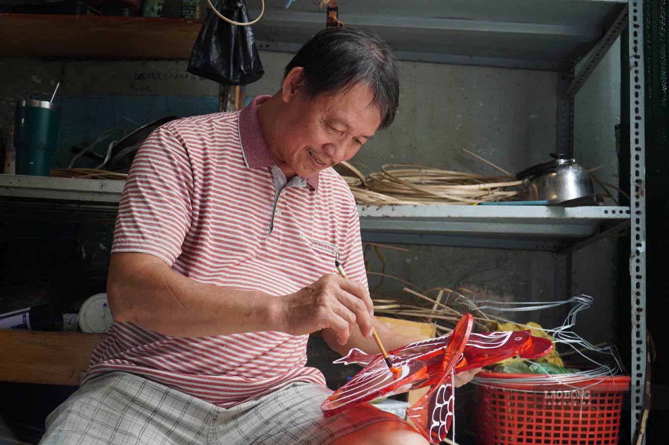 Orders decrease, selling prices go down, Phu Binh lantern village only has about 10 households persistently sticking to the craft. Photo: Le Bao