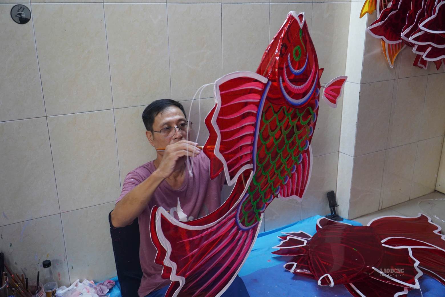 Để cạnh tranh với lồng đèn công nghiệp, các hộ sản xuất phải liên tục sáng tạo mẫu mã, từ những kiểu dáng truyền thống đến các sản phẩm mới lạ.