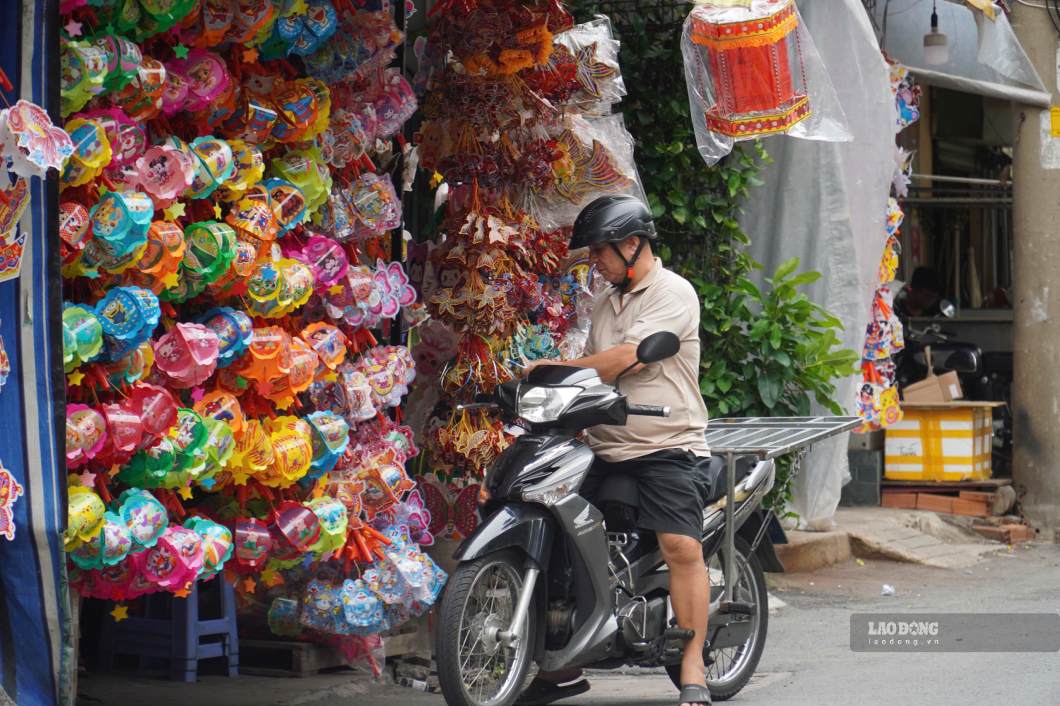 Xóm nghề lồng đèn Phú Bình những ngày cận Tết Trung thu vẫn tất bật sản xuất, nhưng số hộ còn bám nghề đã giảm mạnh so với trước đây.