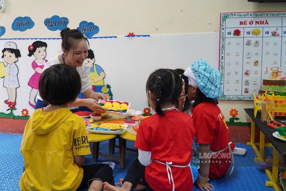 The Ministry of Education and Training has guided how to calculate the time to hold rank III or equivalent when preschool teachers are considered for promotion to rank II. Photo: Tuong Van