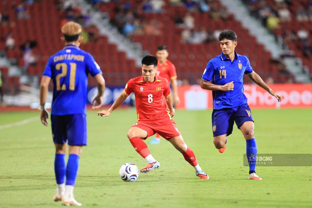 Vietnam team welcomes Thailand at ASEAN Cup 2026 final. Photo: Minh Dan